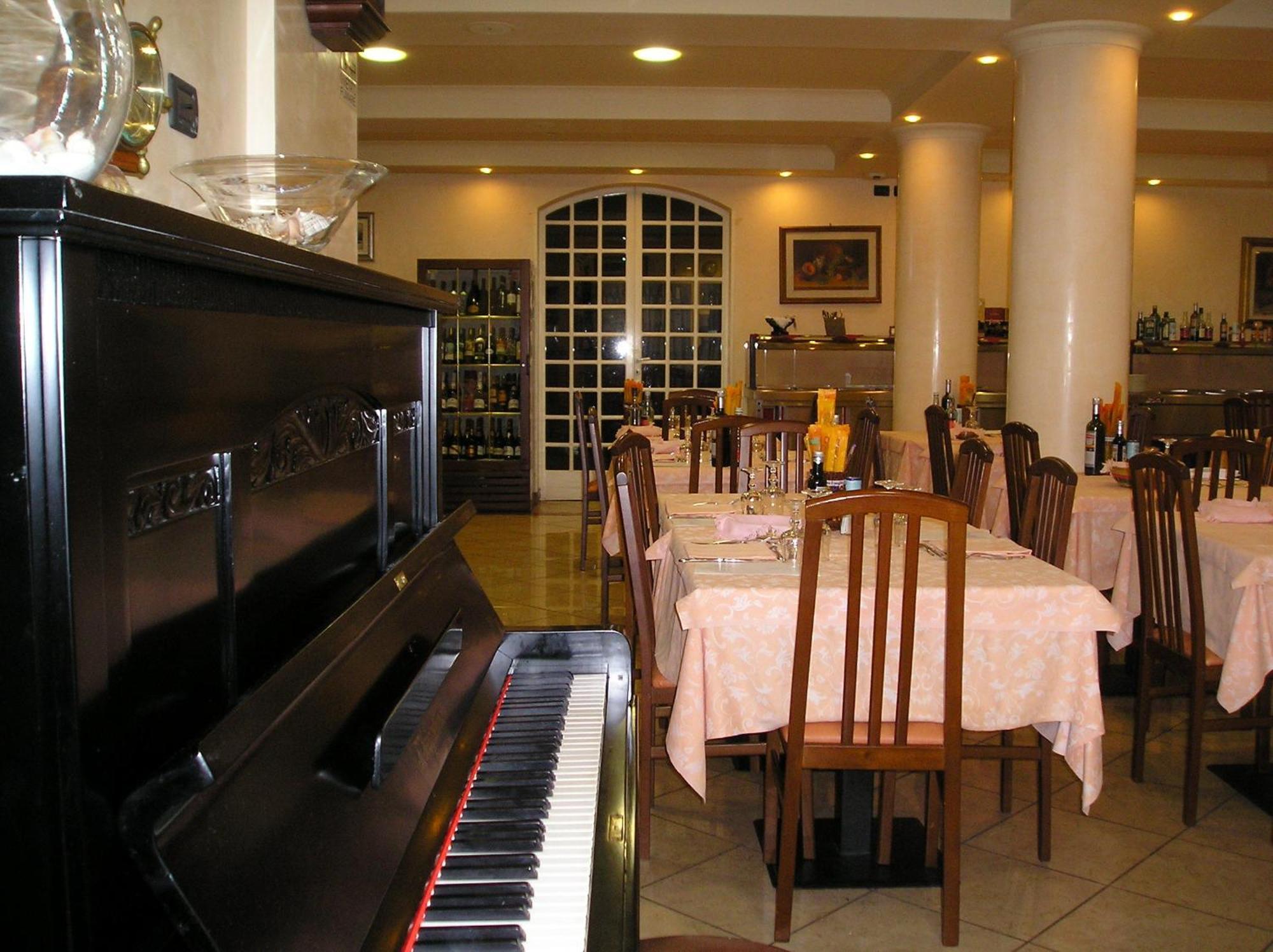 Hotel Flora Milano Marittima Buitenkant foto